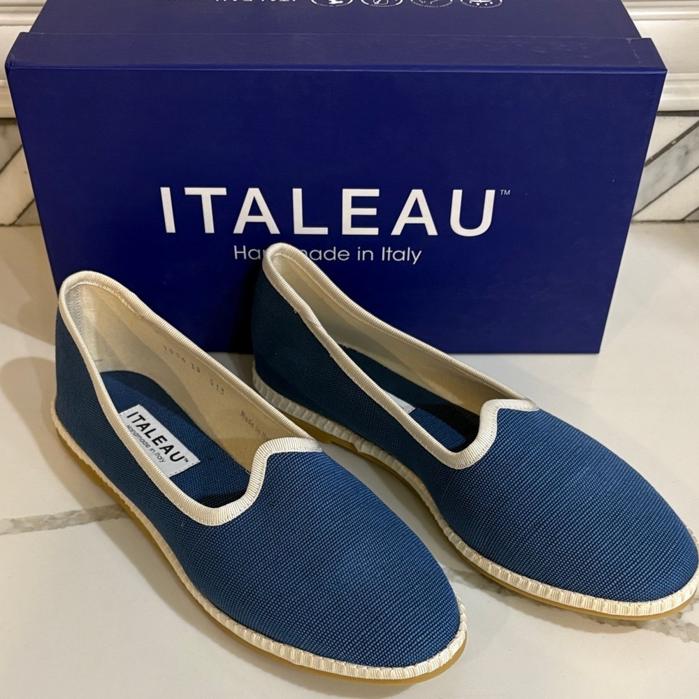 Italeau Women's Navy Flats